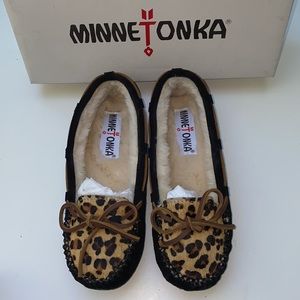 AUTH NIB Minnetonka Leopard Cally Slippers BLACK US 5